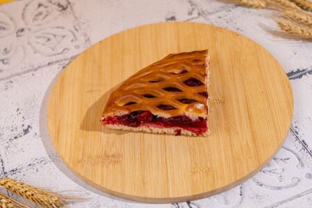 Четверть пирога с вишней