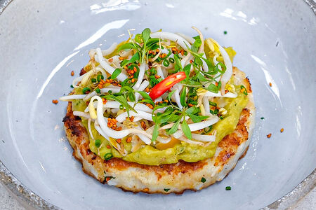 Котлета из черной трески с гуакамоле окономияки стайл