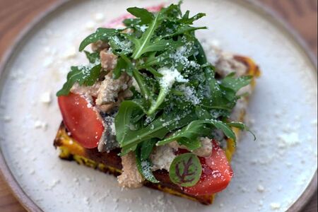 Картофельная вафля с цыпленком и грибами в сливочном соусе