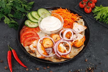 Шаурма на тарелке с курицей