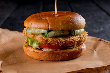 Бургер с котлетой из рубленого цыплёнка