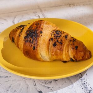 Круассан с шоколадной начинкой