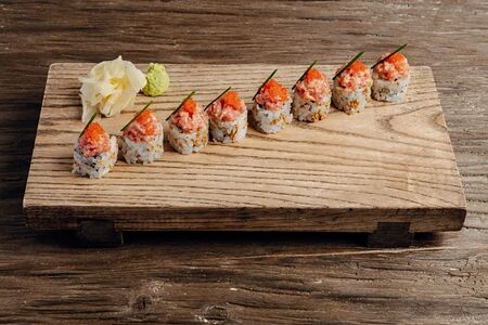 Т&t: тунец, тобико, спайси соус