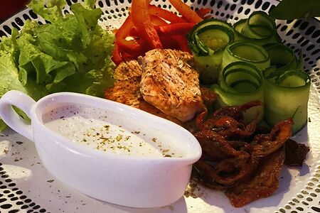 Салат с индейкой и соусом Ashap