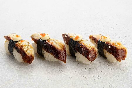 Суши с угрем (4 шт)