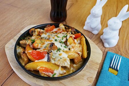 Горячая сковорода с курицей