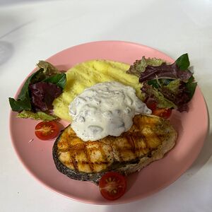 Семга с пюре под сливочным соусом 