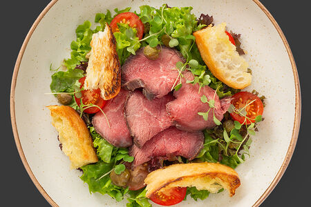 Зеленый салат с ростбифом и черри