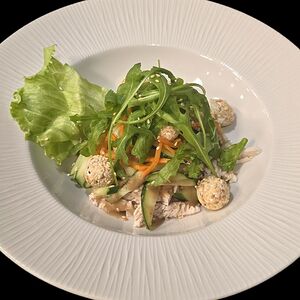 Салат Нежный с курочкой и ореховым соусом