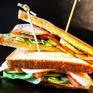 Клаб-сэндвич с индейкой и картофелем фри