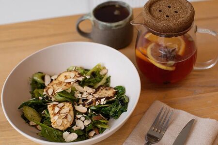 Зеленый салат с сыром халуми и песто