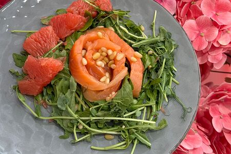 Салат с форелью и грейпфрутом 