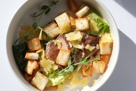 Цезарь с куриным бедром