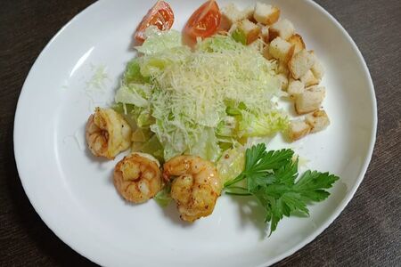 Салат Цезарь с креветками