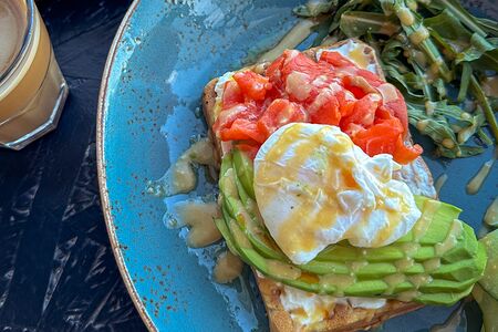 Вафля с лососем и яйцом пашот