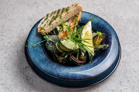 Мидии в сливках с соусом песто