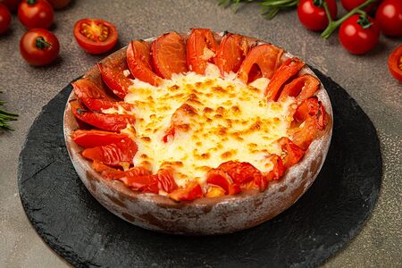 Сулугуни, запеченный с помидорами