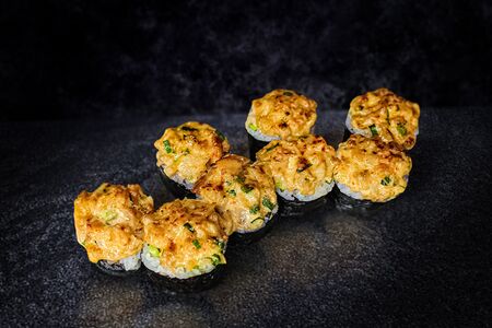 Ролл спайси с цыпленком и перепелиным яйцом