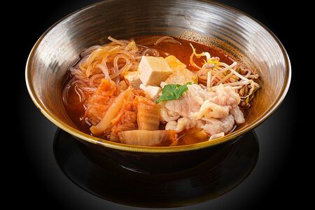 Острый суп со свининой, кимчи и тофу