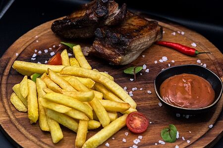 Острые ребрышки с картофелем фри