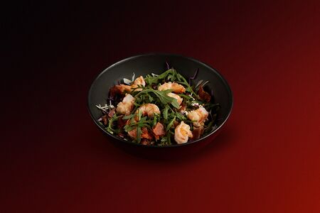 Хрустящий салат с креветками, беконом и карамельным арахисом