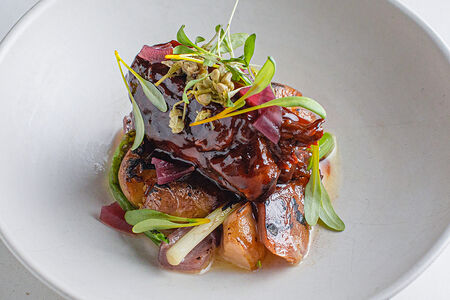 Лопатка ягненка, молодой картофель и зеленый горошек