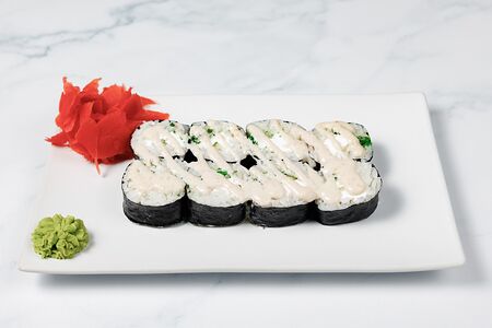 Ролл с ореховым соусом и салатом чукка