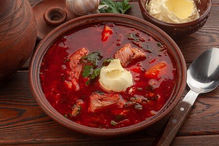Борщ по-грузински с мясом и сметаной