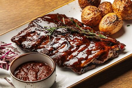 Свиные томленые ребра в медово-горчичном соусе и картофелем Айдахо