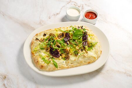 Пицца с курицей и грибами