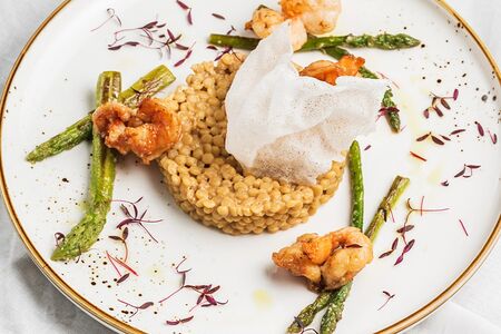 Паста птитим с креветками и спаржей