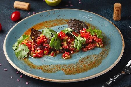 Острый тартар из ягненка с огурцом, мятой и кинзой