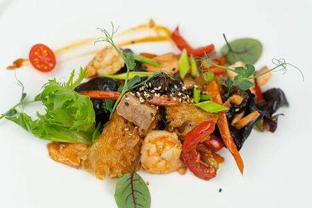 Древесные грибы с говядиной  