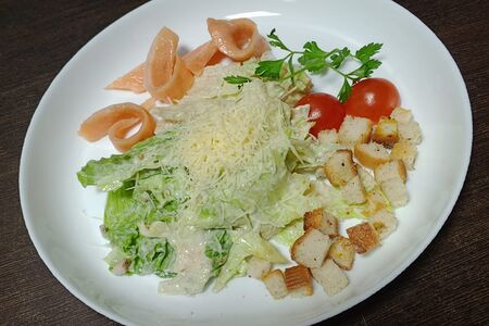 Салат Цезарь с семгой