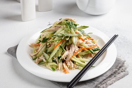 Салат из куриного филе с овощами