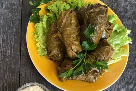 Долма в виноградных листьях