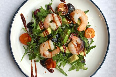 Салат с креветками и авокадо