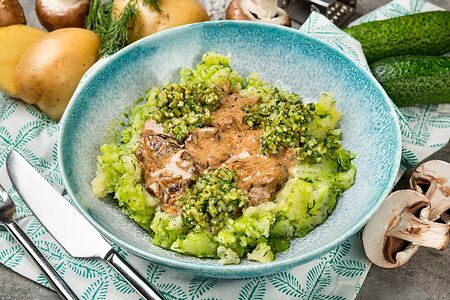 Бефстроганов с тартаром из огурца и картофельным пюре