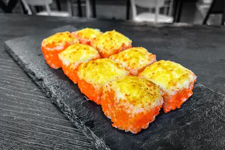 Калифорния, запечённая на гриле в сырном соусе 