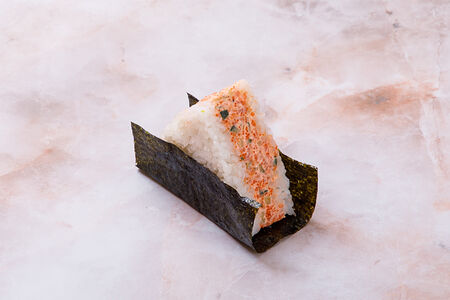 Онигири с лососем