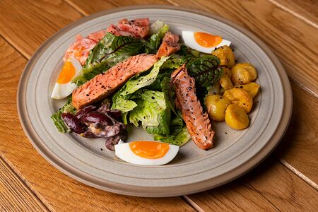 Нисуаз с копчёным лососем, оливками каламата и каперсами 