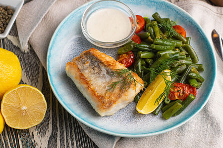 Судак с фасолью и соусом пармезан