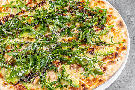 Пицца с курицей и авокадо