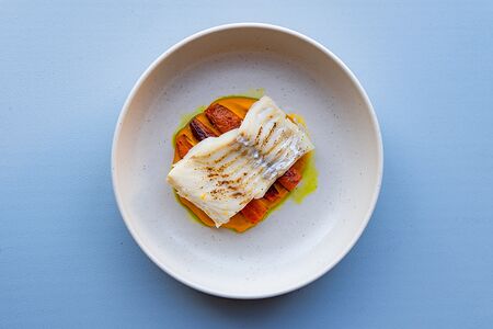 Филе трески с пюре из моркови и печеной морковью