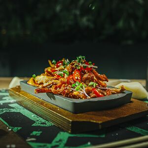 Глазированные свиные уши с соусом