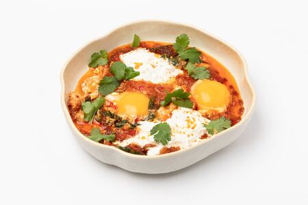 Яичница Менемен с сыром страчателла, жареным шпинатом и хлебушком