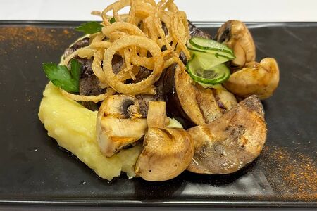 Медальоны из говяжьей вырезки с миксом из овощей