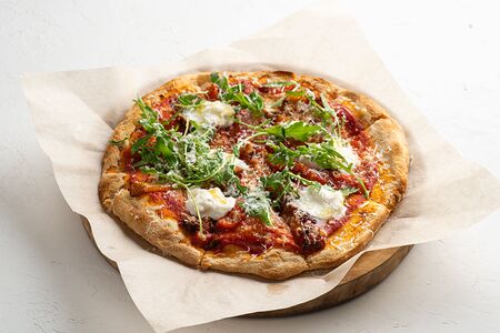 Пицца с печеным перцем и страчателлой