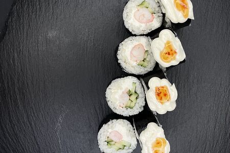 Ролл с креветкой и сливочным муссом