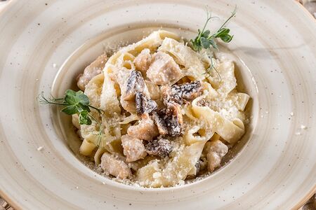 Паста с курицей и грибами